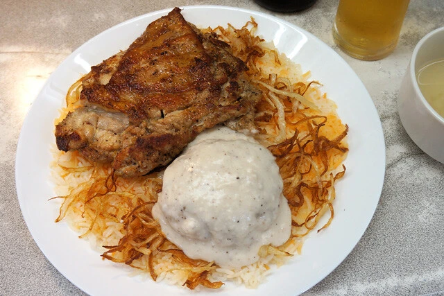 【ライスカブサ】カウンターのみの狭小店で食べるサウジアラビア料理のプレートが驚きの美味しさだった:パリッコ『今週のハマりめし』第240回